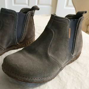 El Naturalista Angkor grey suede